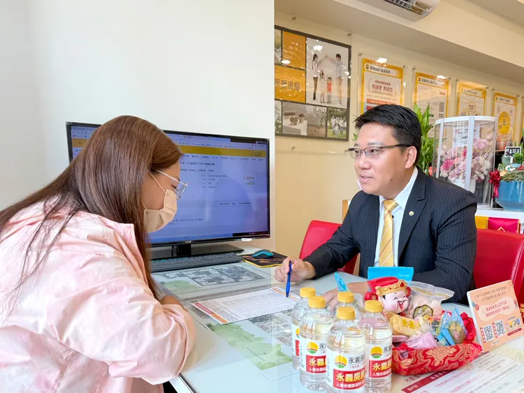 永義房屋的優質服務不只獲得大獎肯定，也帶動績效成長。去年協助近1.5萬組次買賣客戶交易不動產，帶動單店平均業績逾2500萬。永慶房產集團提供