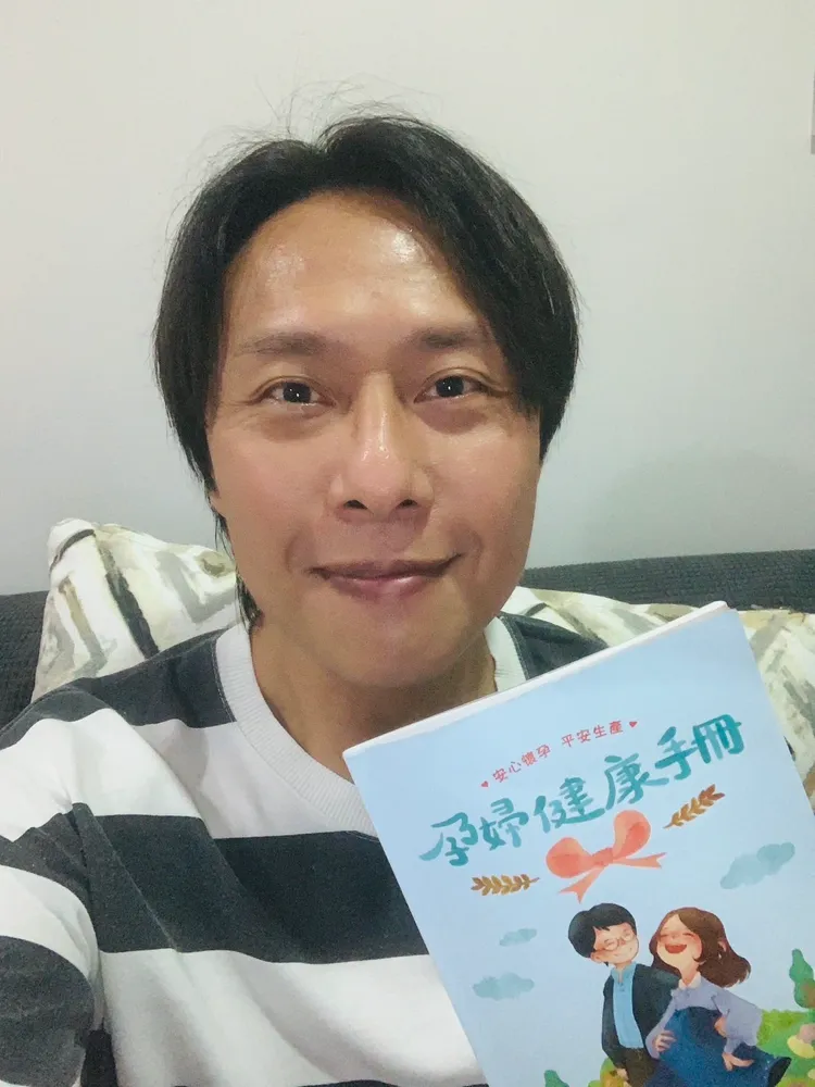 張啟樂曬「媽媽手冊」。張啟樂提供
