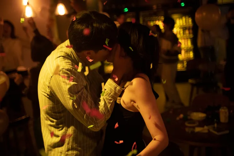 丁寧與老公一起收看時，看到與劉書宏的吻戲時，感受到空氣幾乎凝結。公視台語台、華視提供