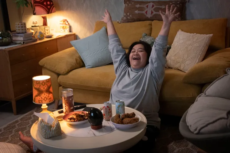 鍾欣凌某次跨年訂了一間飯店，一個人舒服度過。公視台語台、華視提供