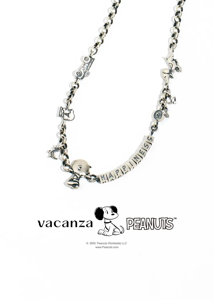 復古純銀項鍊以角色、圖樣墜飾及不同的HAPPINESS字樣打造層次感。品牌提供