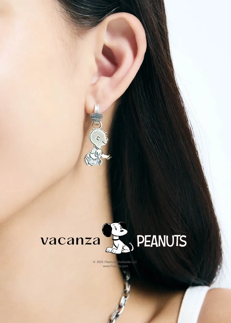 「SNOOPY & TICKLE CHARLIE BROWN・多戴式垂掛耳環」為可拆解的垂掛耳環結構設計。品牌提供