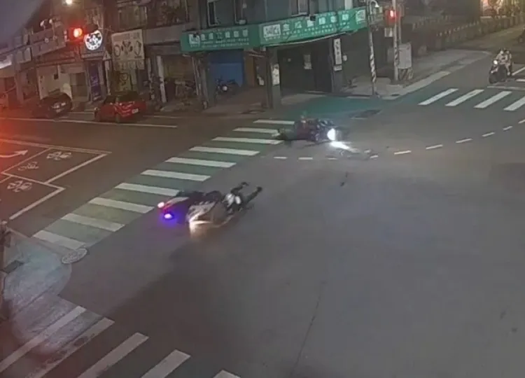 警員和騎士人車雙雙倒地。桃園警分局提供