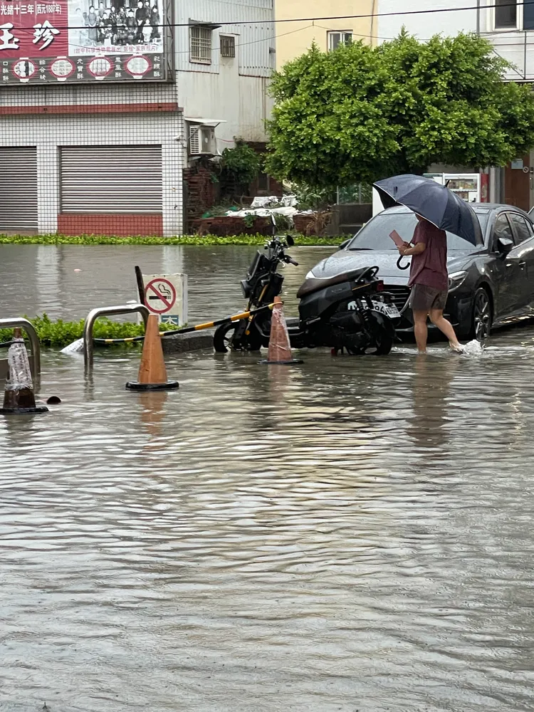 丹娜絲甩尾暴雨，王姓民眾已習慣龍山寺廟埕逢暴雨就淹，但這次卻水淹到馬路上，連長輩都說近30幾年未見。王姓民眾提供
