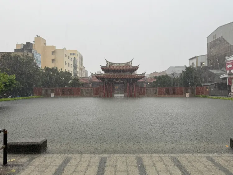 鹿港龍山寺前廟埕因地勢低窪，每逢暴雨必淹水成泳池，但這次卻淹到馬路上。王姓民眾提供