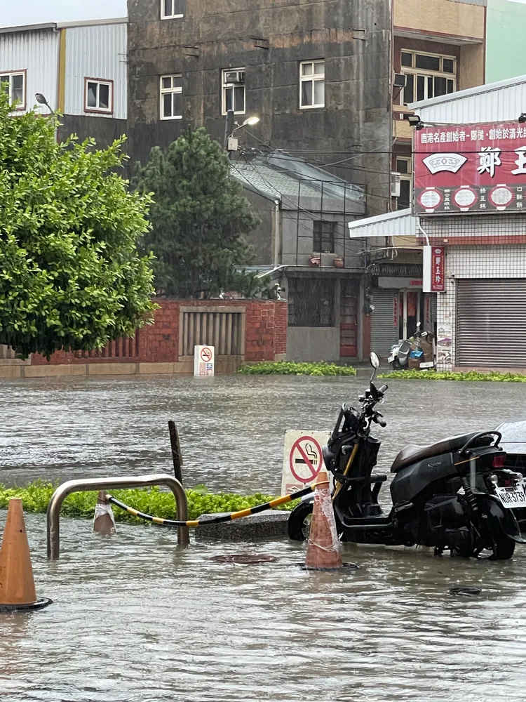 丹娜絲甩尾暴雨，王姓民眾已習慣龍山寺廟埕逢暴雨就淹，但這次卻水淹到馬路上，連長輩都說近30幾年未見。王姓民眾提供