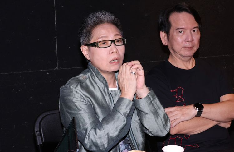 丁曉雯卸下金曲主席公開現身　二度鞠躬道歉喊：原諒我有失智症！不要再恨我