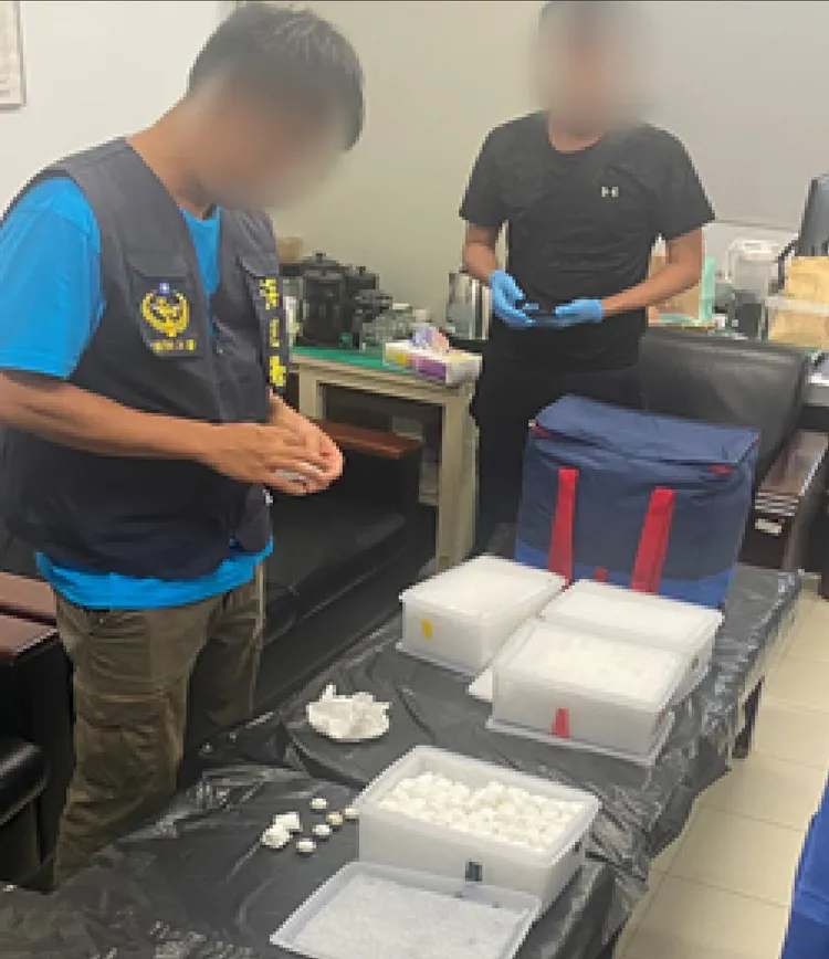 查緝人員起出手提袋內物品。海巡署提供