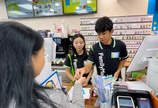 一日超商职场体验 新二代「小小店长」用印尼语服务新住民