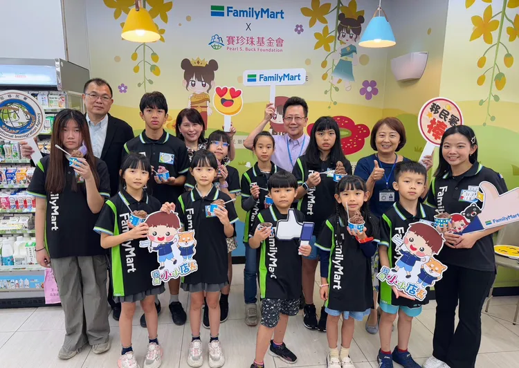 移民署在全家便利商店南海店舉辦「小小店長」一日職場體驗親子活動。移民署提供