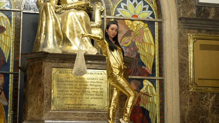 03-舒子晨在莉亞神殿全身金光閃閃大方展示好身材。公視台語台提供