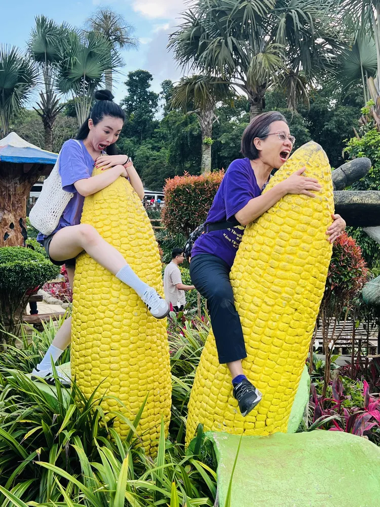 舒子晨（左）與台語老師大口啃玉米開心合照。公視台語台提供