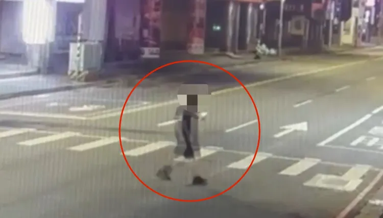 嫌犯全身黑衣、黑短褲與黑框眼鏡，連背包都是黑的，得手財物後離開畫面。翻攝畫面