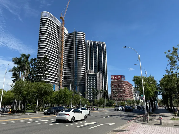 興富發集團在中央公園個案場場順銷，加上高雄車站將有高鐵駛入議題，後續持續看好中高雄發展。葉家銘攝