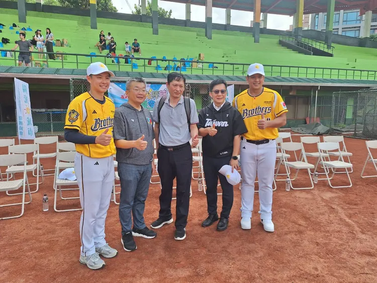 長期贊助棒球運動的運彩公會理事長何昱奇（中），上午也出席開幕式。民眾提供