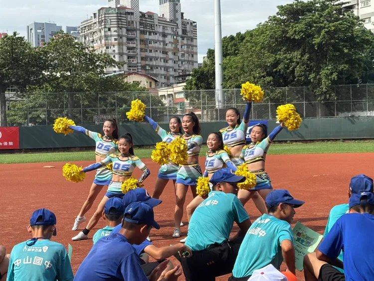 擔任小教練的中山國中棒球隊球員們，即將前往美國參加LLB世界次青少棒錦標賽。民眾提供