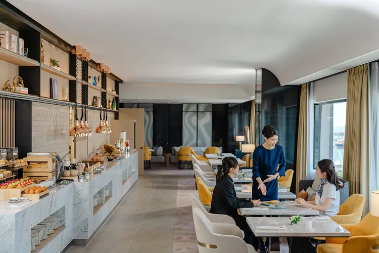 高雄日航行政酒廊提供全時段尊榮禮遇，包括半自助式早餐、精緻下午茶及雞尾酒時光。業者提供