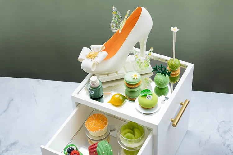 西點行政主廚劉靖晟（Nicholas Liu），以赫蓮娜品牌精神與產品色系為創作靈感主軸，獻上赫蓮娜聯名午茶饗宴，內含16款甜鹹點。業者提供