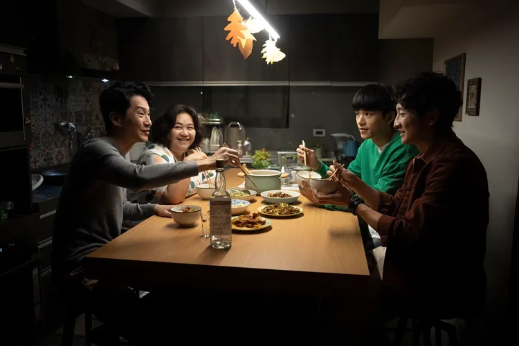 周詠軒飾演王品澔父親，不斷質疑葛丞對王品澔的真心。公視台語台、華視提供