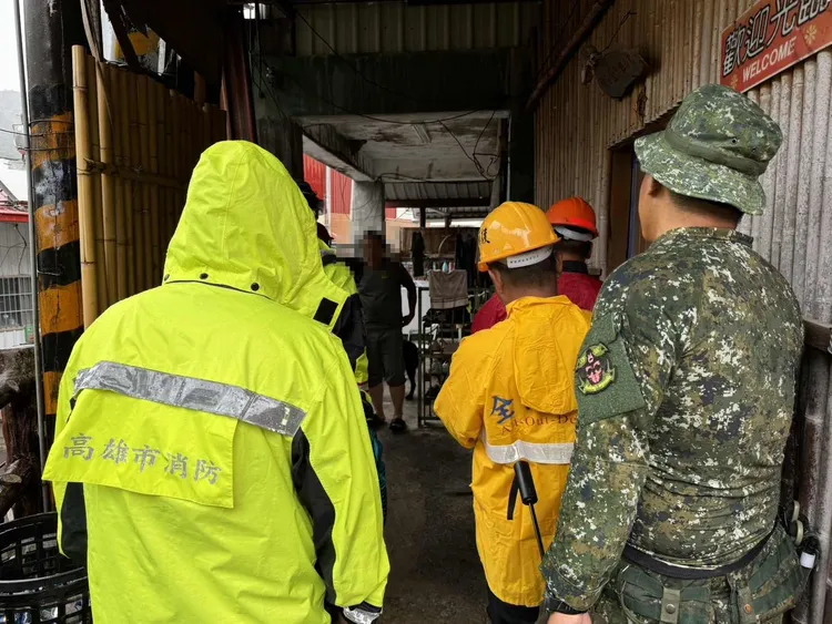 消防局出動6車9人前往配合六龜、那瑪夏、茂林、桃源區公所執行預防性撤離任務。消防局提供