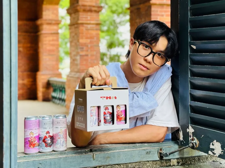 淡水古蹟博物館與新北在地酒商「掌門精釀啤酒」、人氣繪師蚩尤聯名推出三款精釀啤酒。館方提供