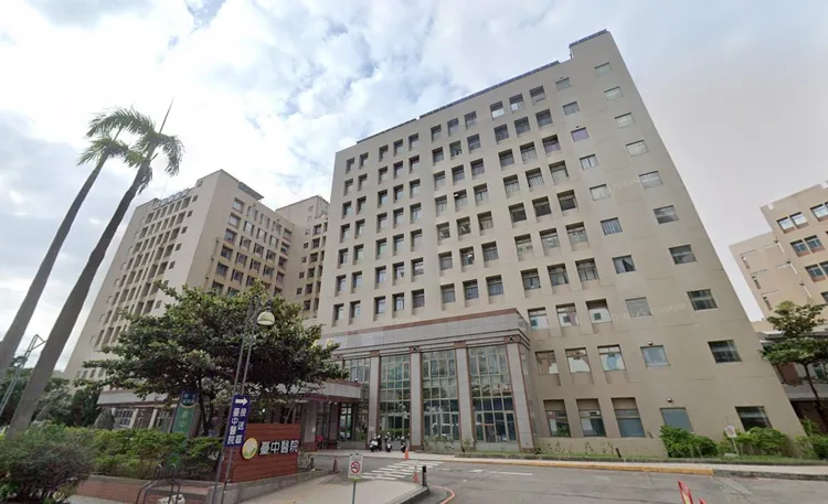 店員及3名消費者送往台中醫院救治，所幸均無生命危險。取自google map