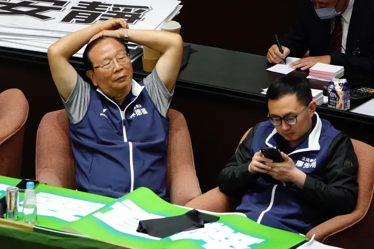 朱約信表示，在網路上搜尋國民黨立委林德福（左）的資訊，都只找到林德福打瞌睡的新聞。資料照，莊宗達攝