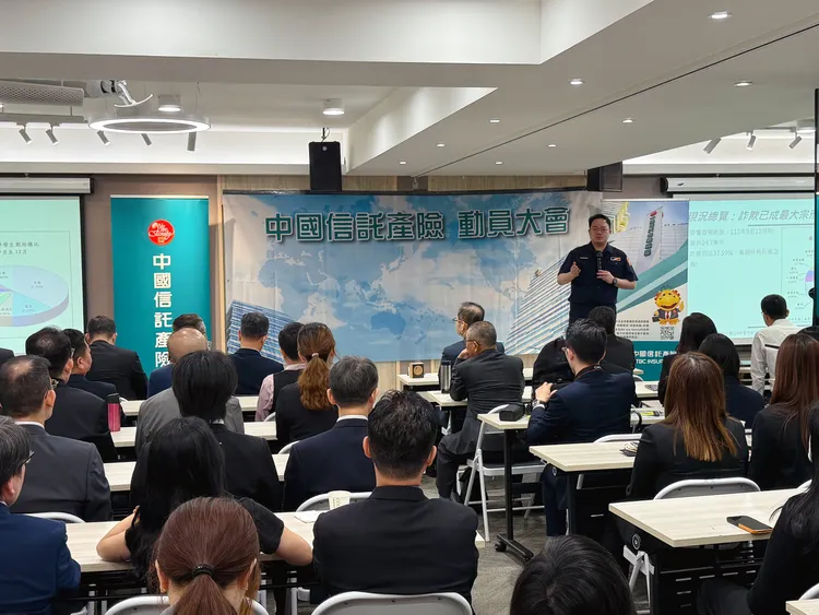 保安警察大隊結合中信產險公司進行「識詐」犯罪預防宣導。警方提供