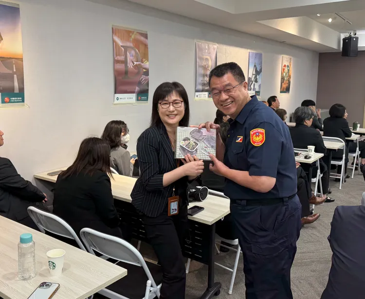 保安警察大隊員警與中信產險公司員工互動，進行有獎徵答提問。警方提供