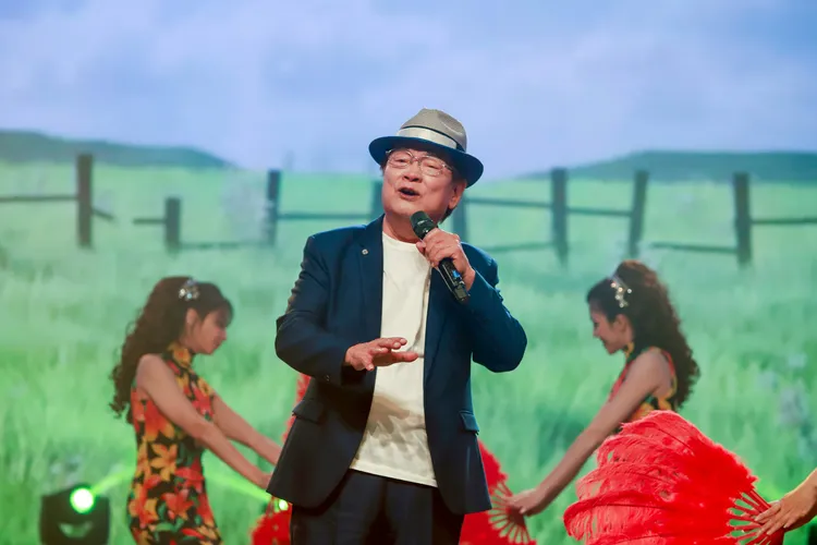 劉福助（中）笑說以前一口氣唱10首都不會喘，現在都記得要喘氣。民視提供