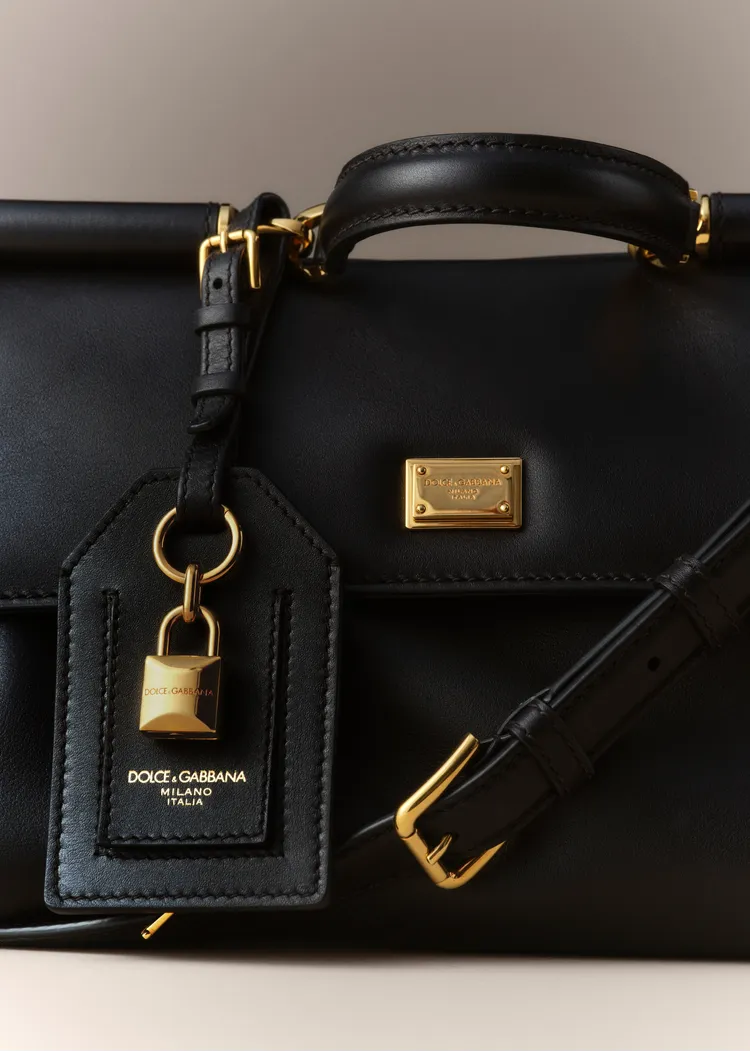 Dolce&Gabbana  MY SICILY提把包以細膩皮革配上標誌性TUCK-IN包包鎖。品牌提供