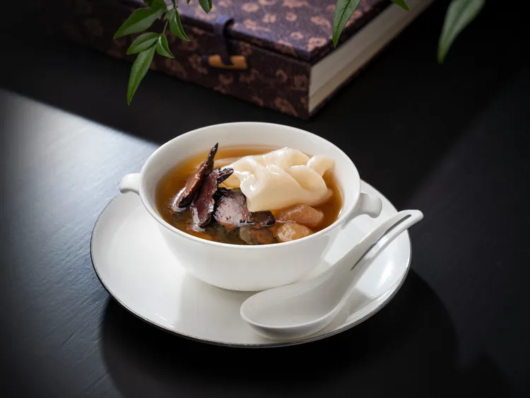 雅閣新季節套餐「淮山桂圓首烏燉花膠」湯品滑順入喉輕拂一抹柔暖芳香。台北文華東方酒店提供