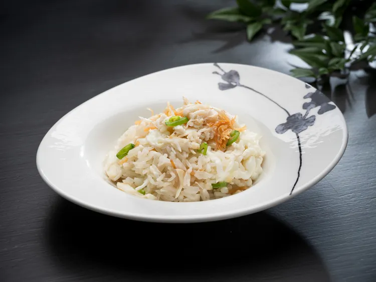 雅閣新季節套餐「蟹肉瑤柱蛋白炒飯」將茉莉香米添入蛋白的滑嫩，並以蟹肉絲與瑤柱提升鮮美層次。台北文華東方酒店提供