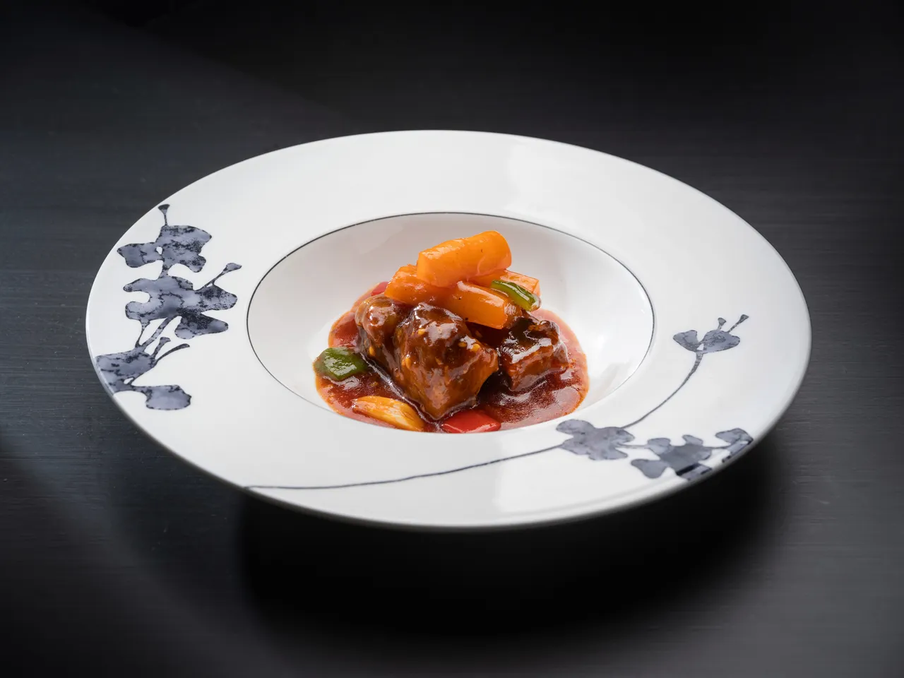 雅阁新季节套餐「子姜干烧牛肋肉」选用牛肋条肉质紧实弹嫩,搭配自制子姜的酸甜清香,余韵细致交织以盛夏风味的美好平衡。台北文华东方酒店提供