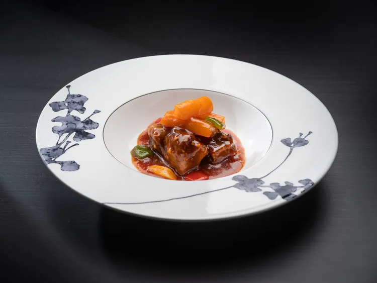 雅閣新季節套餐「子薑乾燒牛肋肉」選用牛肋條肉質緊實彈嫩，搭配自製子薑的酸甜清香，餘韻細緻交織以盛夏風味的美好平衡。台北文華東方酒店提供