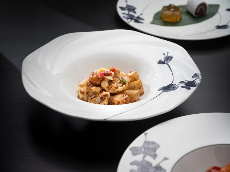 雅閣新季節套餐「豉蒜鮮筍龍蝦球」展現鮮嫩與鑊香共同交織的鮮美味韻。台北文華東方酒店提供