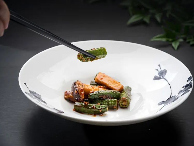 雅閣新季節套餐「雙菌小炒爆秋葵」透過火候帶出蔬食本身的清甜並保有爽脆口感，恣享夏季田園的甜美滋味。台北文華東方酒店提供