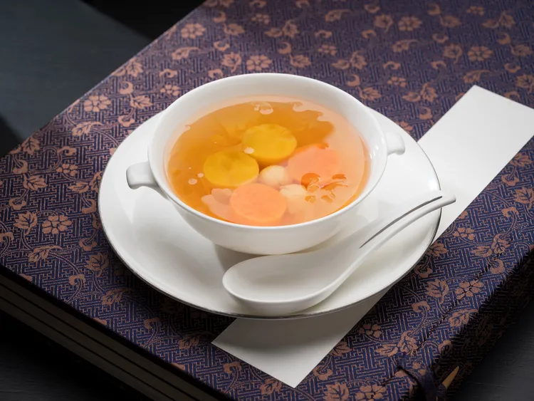 雅閣新季節套餐「雪蓮子山芋燉甜湯」清雅怡人的香甜於喉間輕散著回甘餘韻。台北文華東方酒店提供
