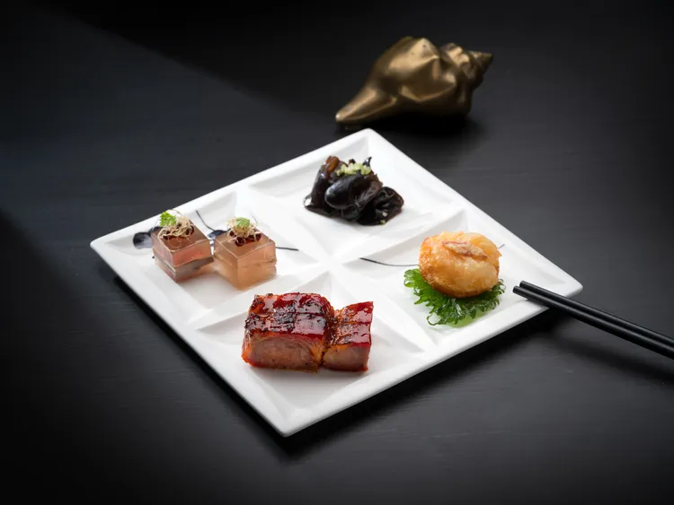 雅閣新季節套餐「雅閣叉燒皇、水晶鴨香凍、傳統蝦多士、陳醋拌雲耳」以前菜拼盤完美體現粵菜的經典元素與細緻工藝。台北文華東方酒店提供