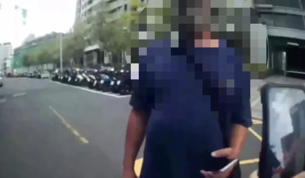楠梓警方當場逮捕車手。翻攝畫面