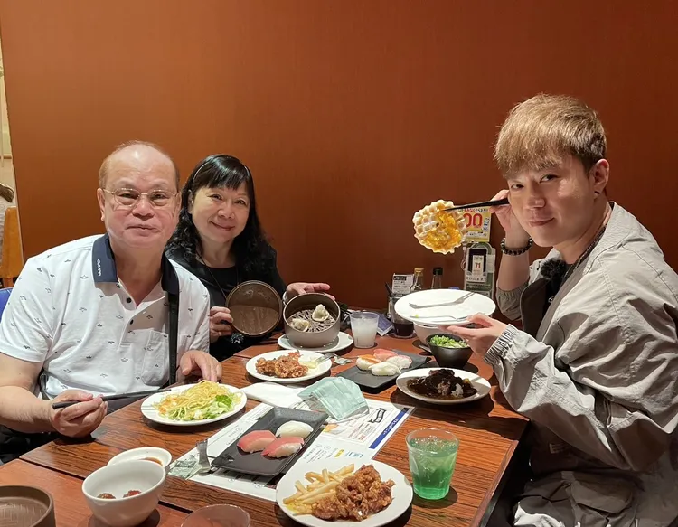 李岳（右）與父母親感情很好，平時總會帶2人出遊、享受美食。李岳提供