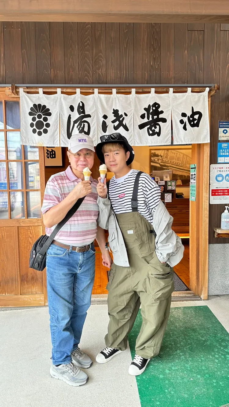 李岳（右）工作閒暇之餘，總會帶父親出門走走。李岳提供