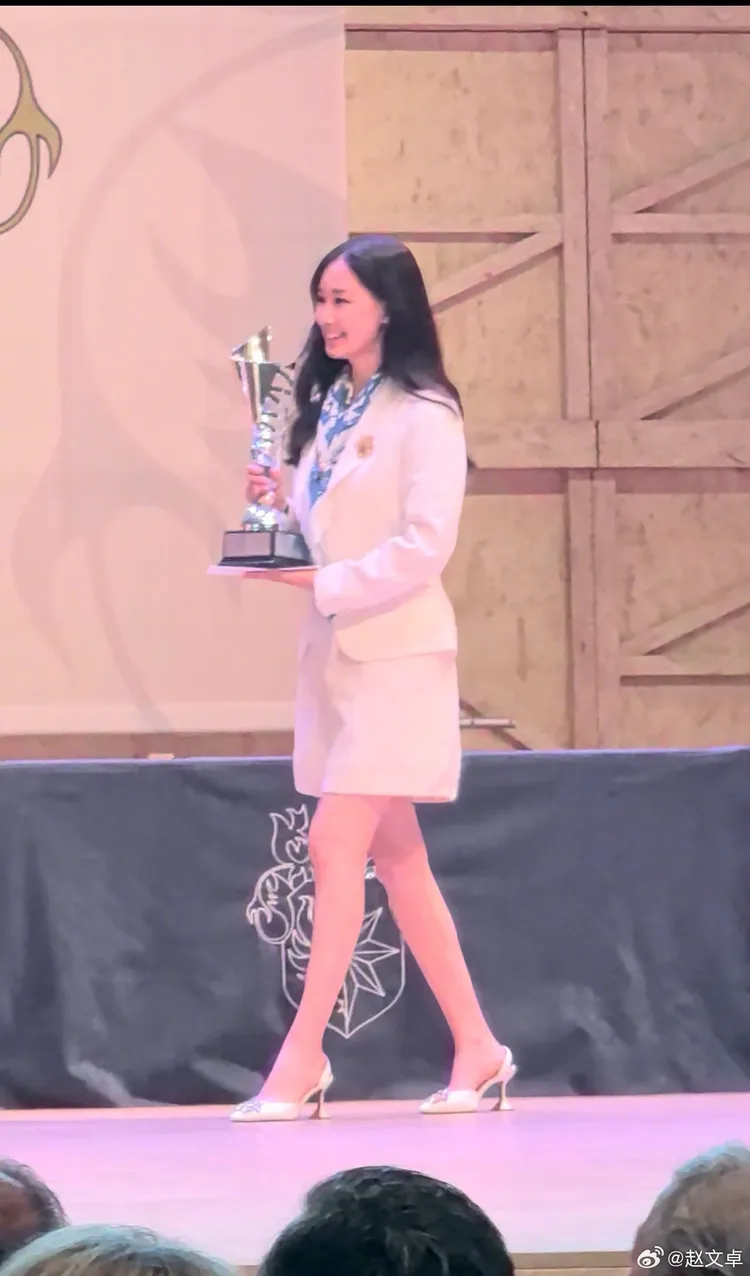 趙子儀是學霸，高中畢業，拿了3個獎。翻攝趙文卓微博
