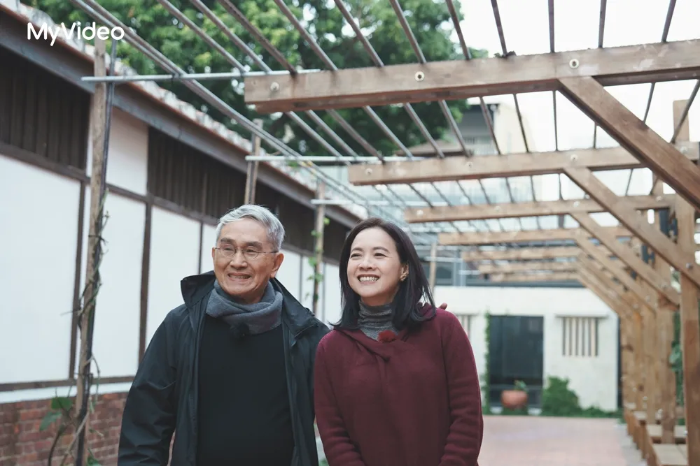 曾宝仪(右)探访林怀民(左)在嘉义新港的林宅古厝。台湾大哥大MyVideo、三立提供