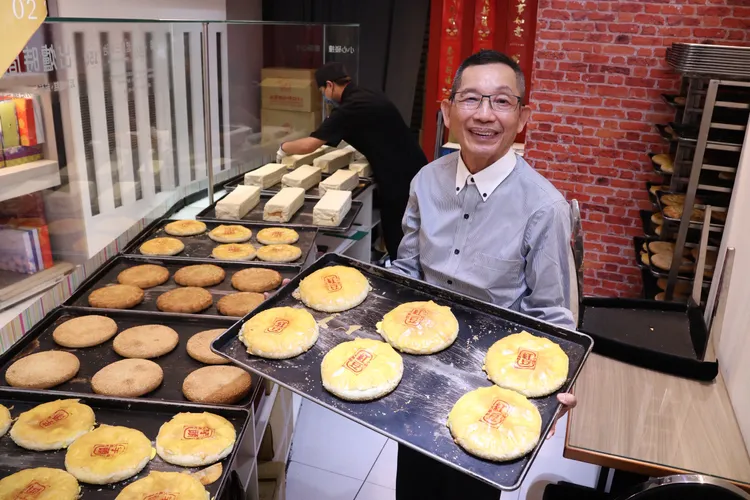 邱義榮站在博愛路創始店一樓，透過回憶描繪著當時店內的景象說：「當時我媽媽標榜著48小時的新鮮自產自銷計畫，且分無分店。」莊宗達攝