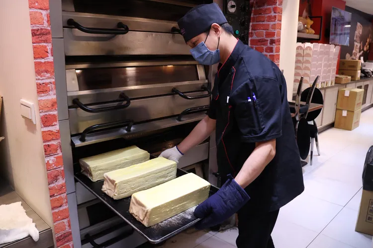 由於糕餅業面臨結婚對數急遽減少的困境嚴峻，且這兩年國旅熱潮退燒，邱義榮今年2月決定重新掌舵，糕餅本業將調整產品線結構，強化現烤商品。莊宗達攝