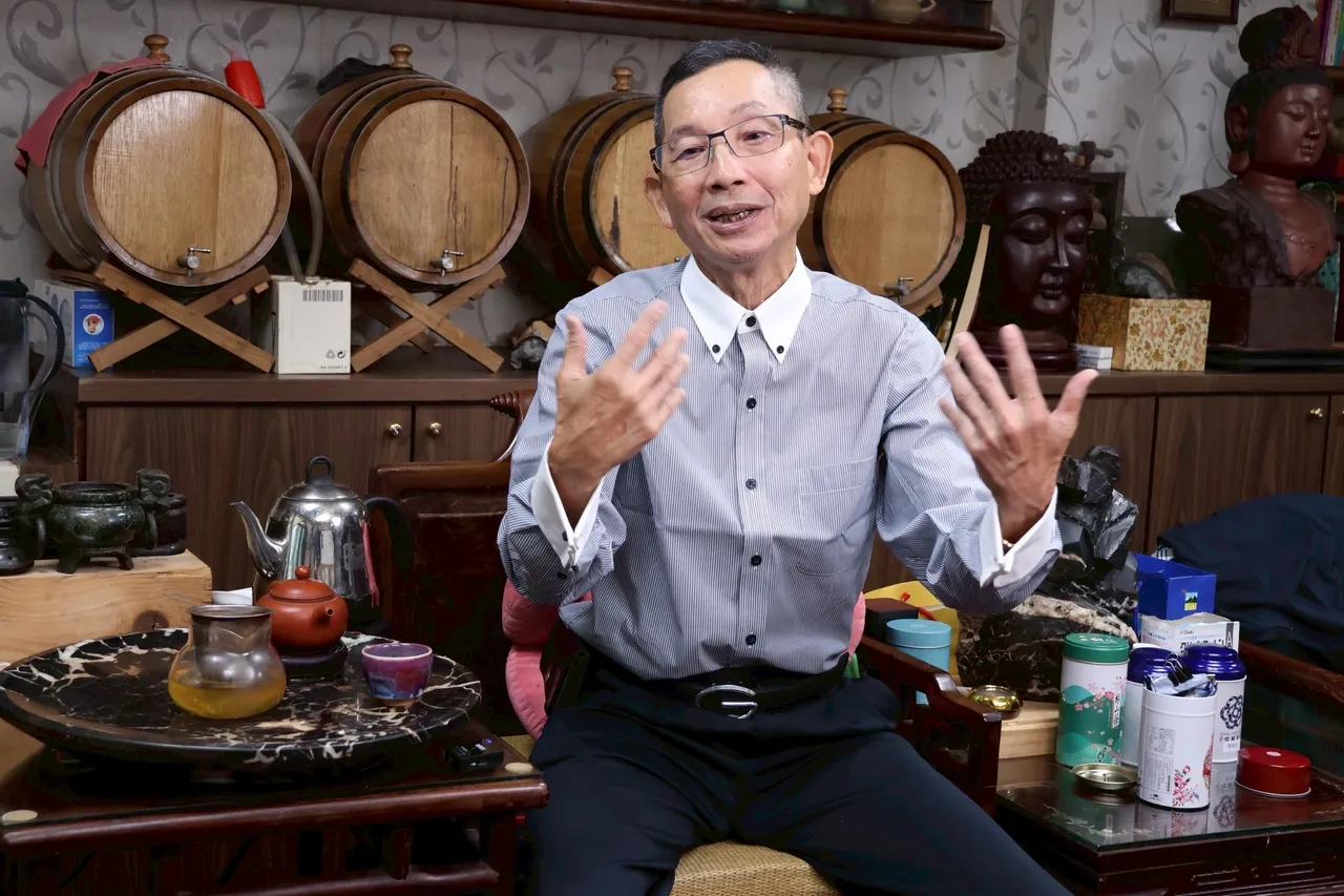 在台湾奋斗超过一甲子的牛轧糖老品牌大黑松小俩口,第二代掌门人总经理邱义荣。庄宗达摄