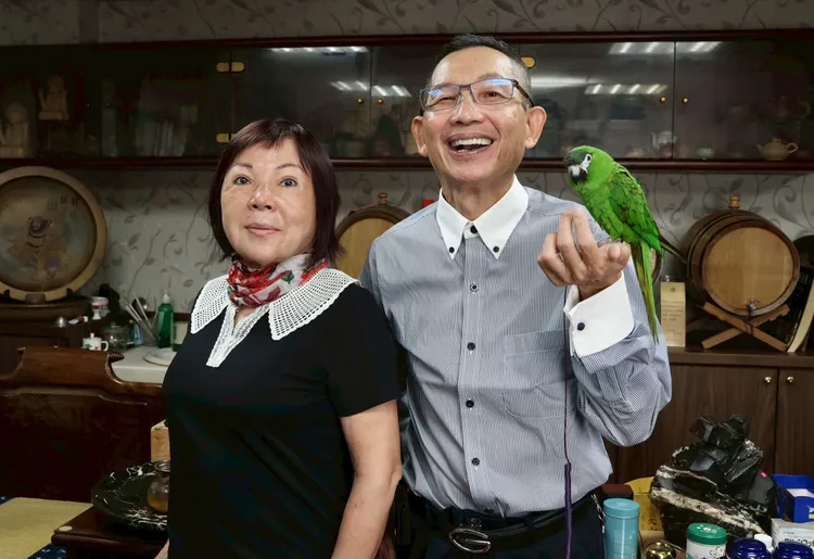 大黑松小倆口第二代掌門人總經理邱義榮與妻子曾翠娜，於1983年共同推出小倆口喜餅，1985年正式將大黑松小倆口合而為一，也是牛軋糖與喜餅的統合。莊宗達攝