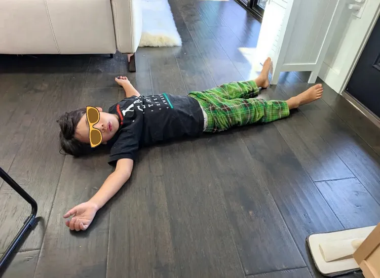 Janet小兒子Dylan因為媽媽身體不舒服到處睡。翻攝自Janet IG