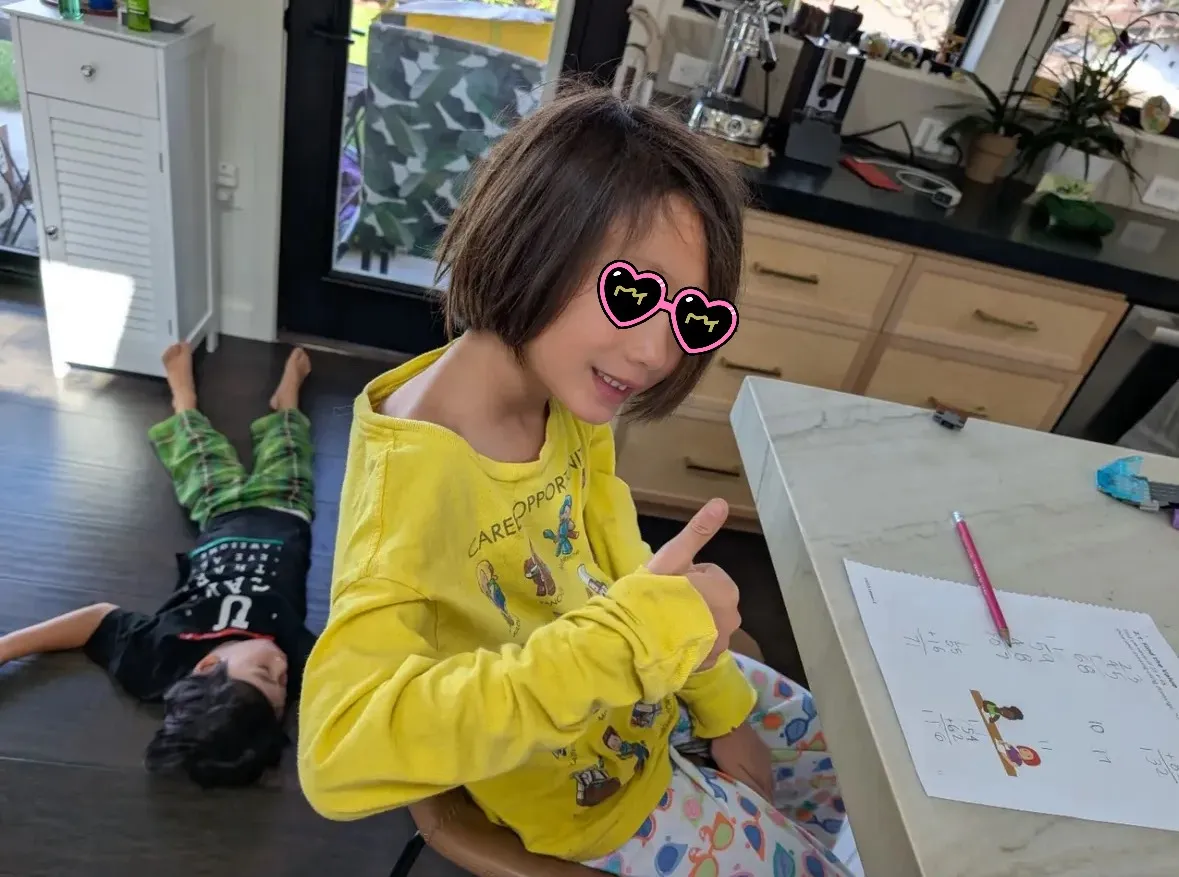 Egan拍戏发现有酬劳非常开心。翻摄自Janet IG